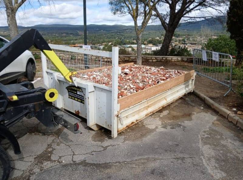 Société de location de benne gravats et terre pour chantier démolition à Salon de Provence 